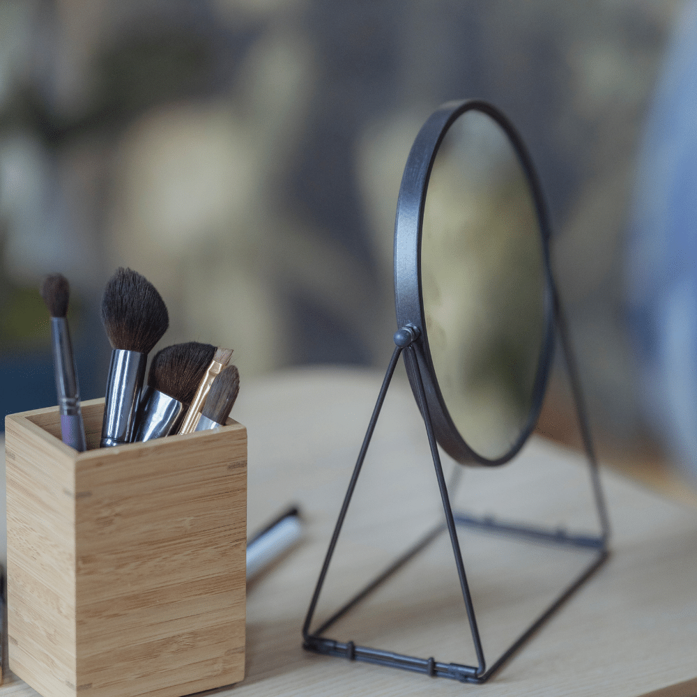 makeup brush and mirror set