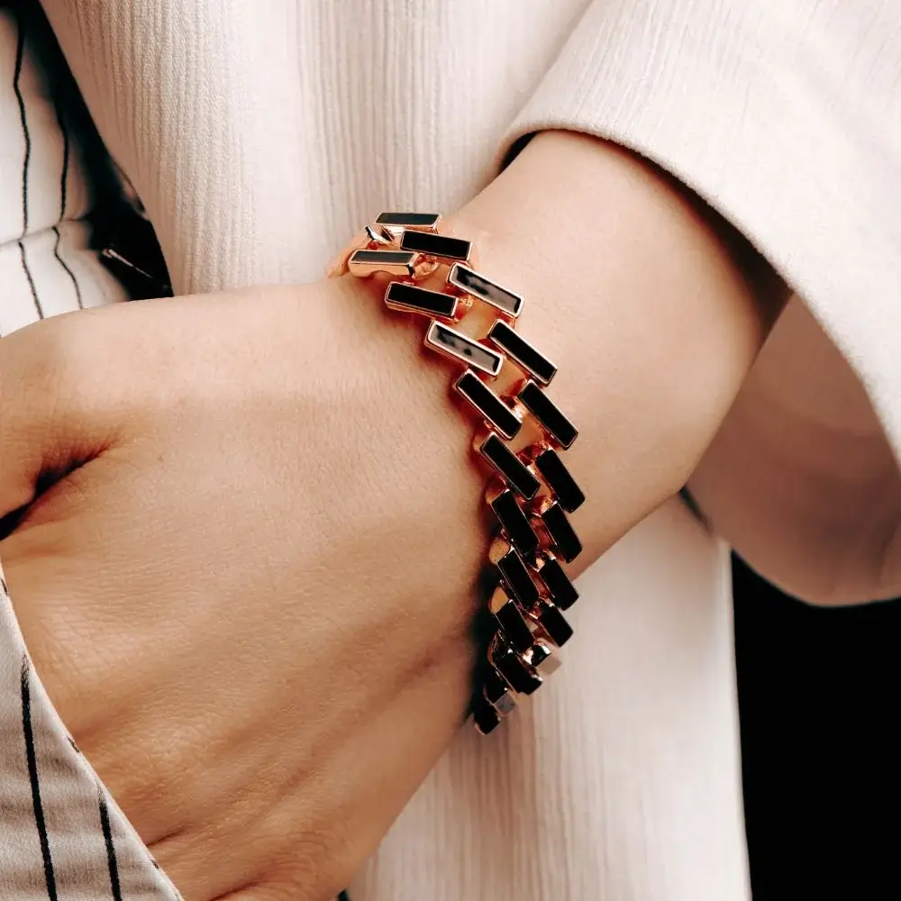 How to Choose the Best Red and Black Bracelet?