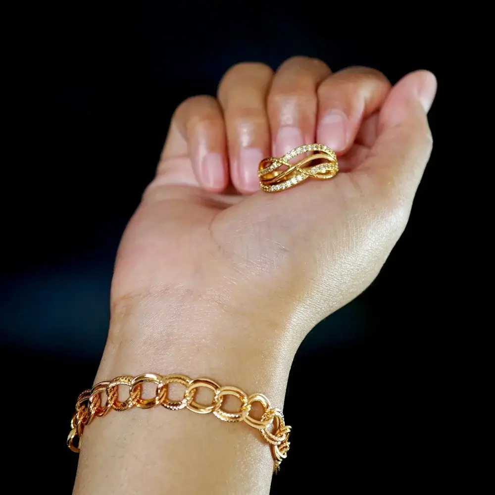 What does wearing an Esclava Bracelet symbolize?