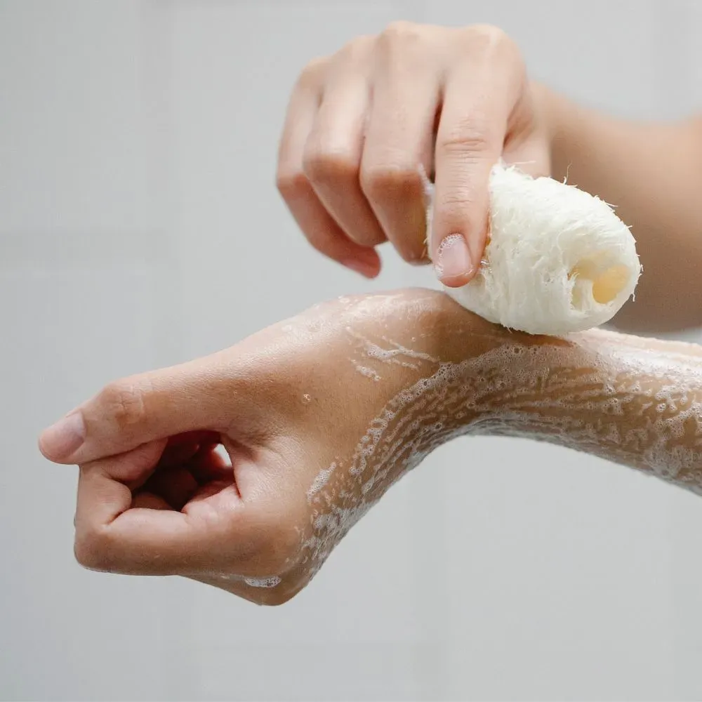 Applying body wash using a loofah