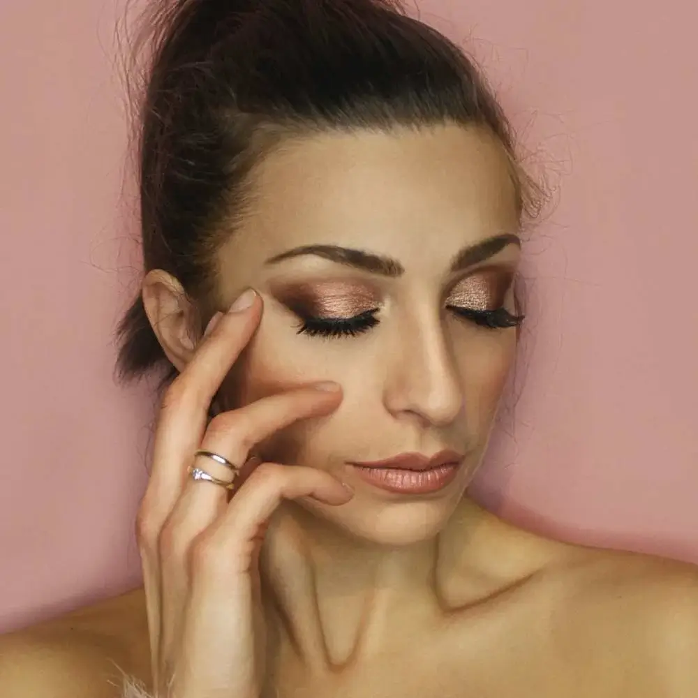 Woman wearing the best nude eyeliner for a natural look