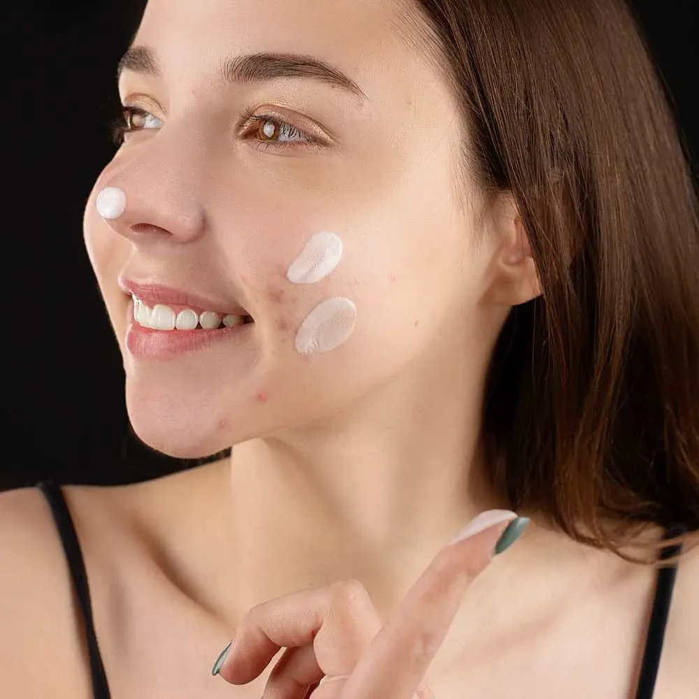 Woman with clear complexion thanks to the best acne scar primer