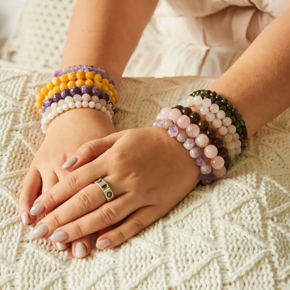 What does wearing a carnelian crystals bracelet do?