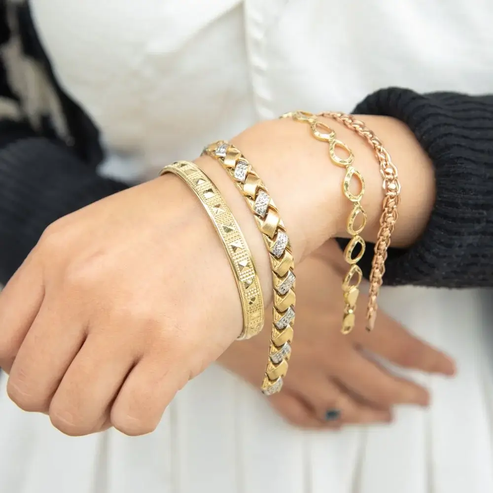 Which hand do you wear a lucky Esclava Bracelet on?
