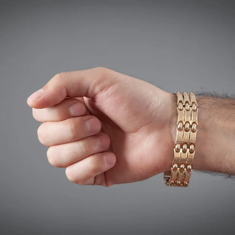 Should I wear my Esclava bracelet on my left or right wrist?