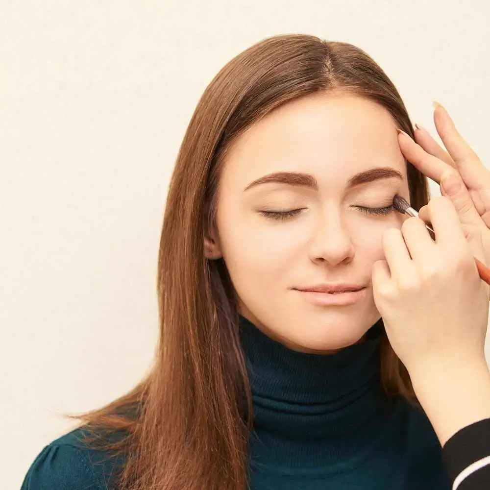 eyeshadow makeup application to a woman