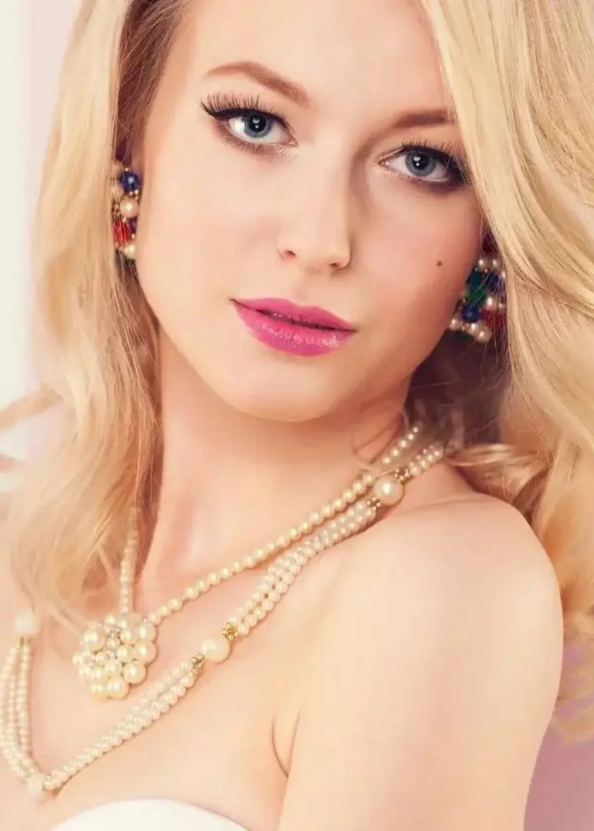 What does a hexagon necklace mean?
