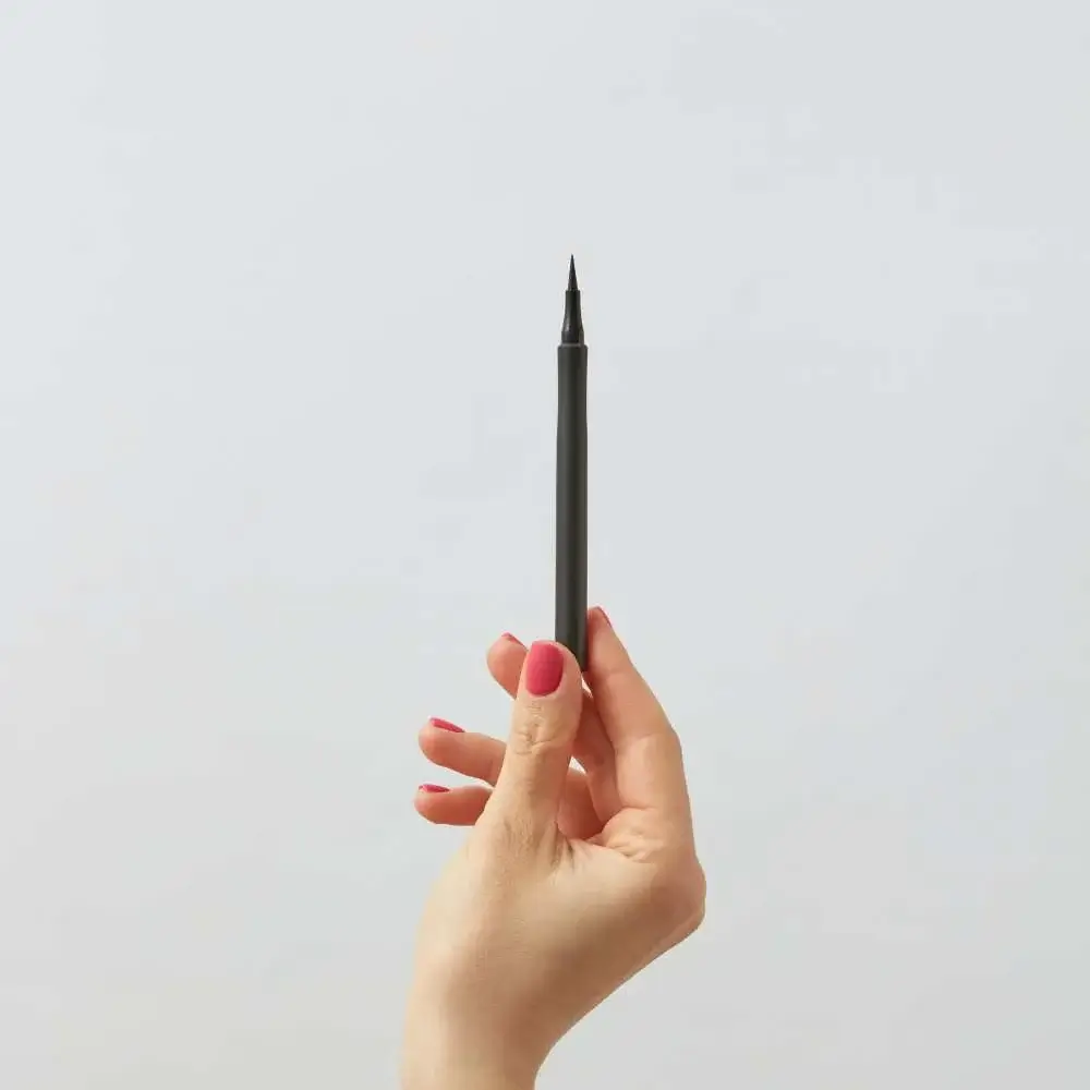 Black eyeliner that brightens and enlarges the eyes when applied to the waterline