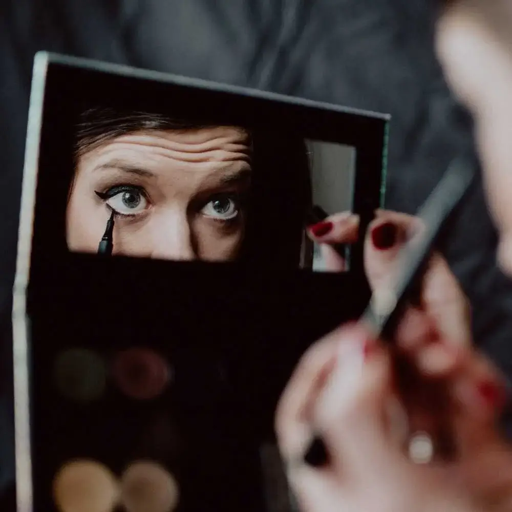applying gel eyeliner
