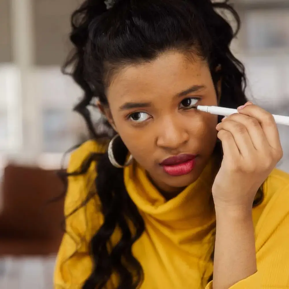 Pencil eyeliner for a natural-looking waterline