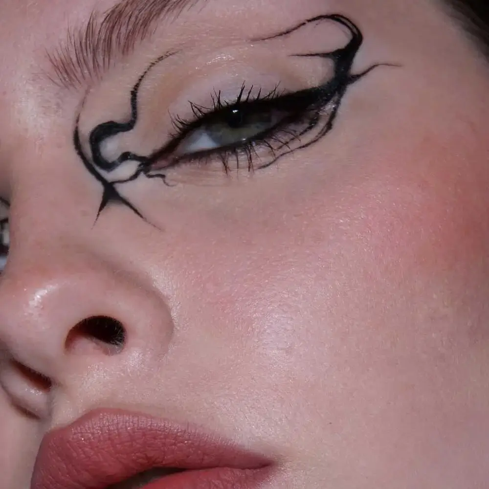 eyemakeup using eyeliner