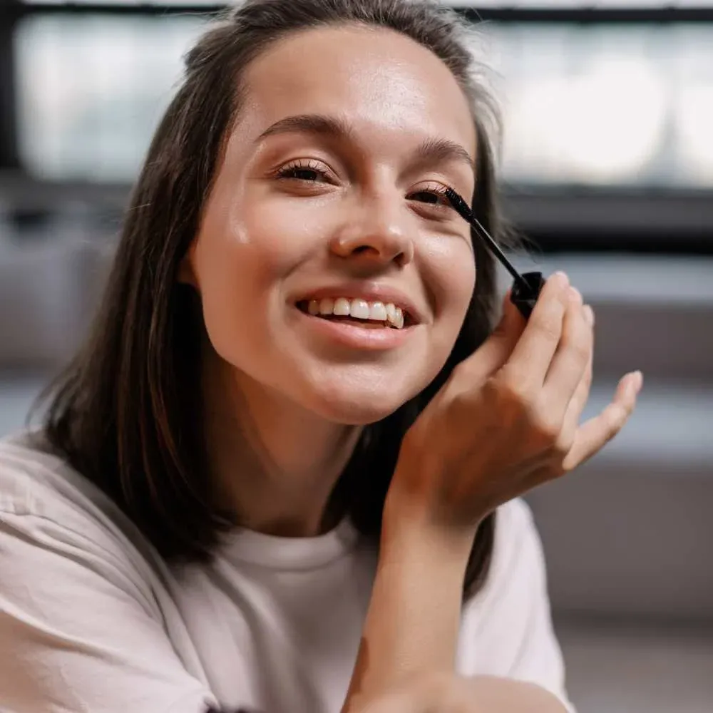 Transparent gel mascara for defined lashes