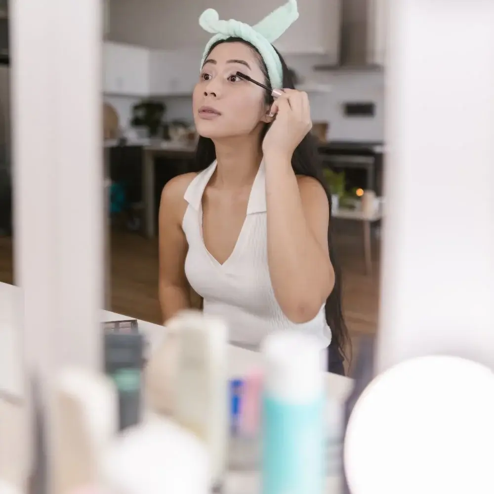 How can Asian Individuals prevent Mascara from Smudging On their Eyelids?