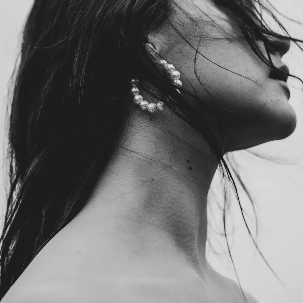 What materials are used to make Navajo pearl earrings?