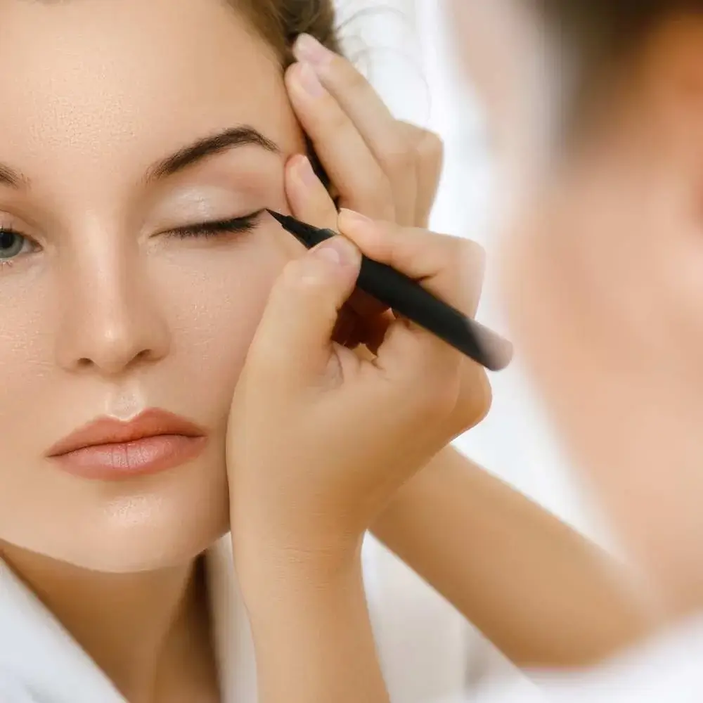 precision application of gel eyeliner