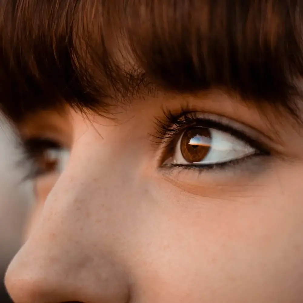 Water-activated eyeliner in use