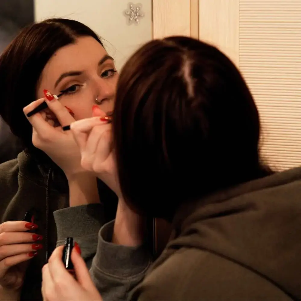 applying Water-activated eyeliner