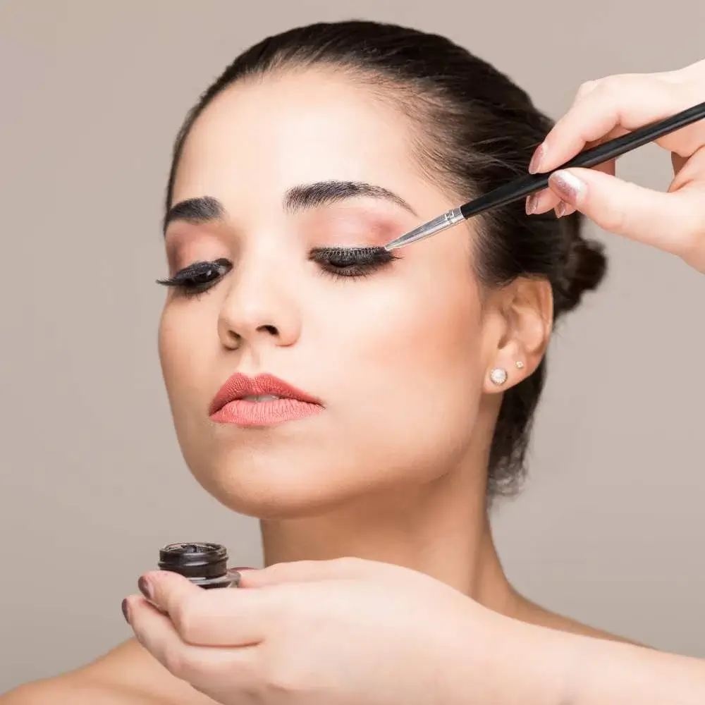 demonstrating how to use gel eyeliner