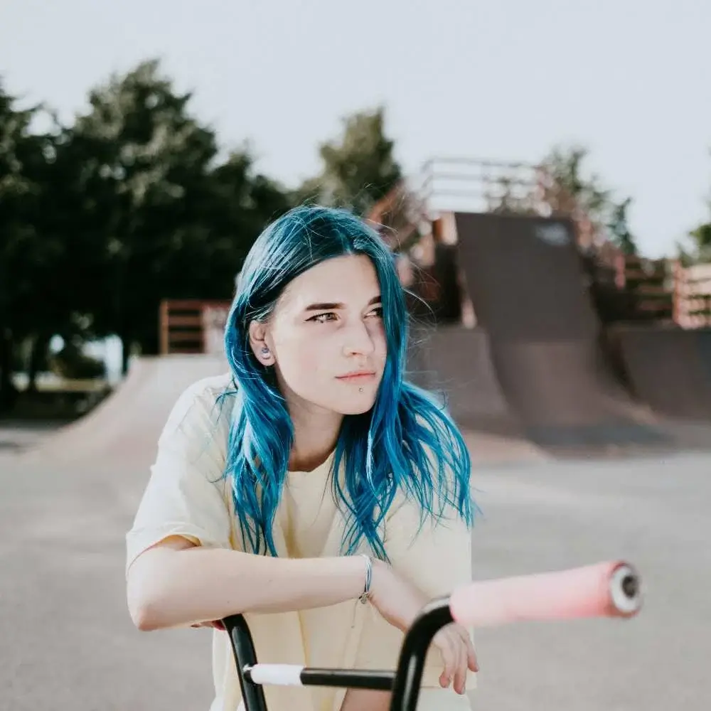 Woman with brightly colored hair flaunting the effects of her favorite dry shampoo