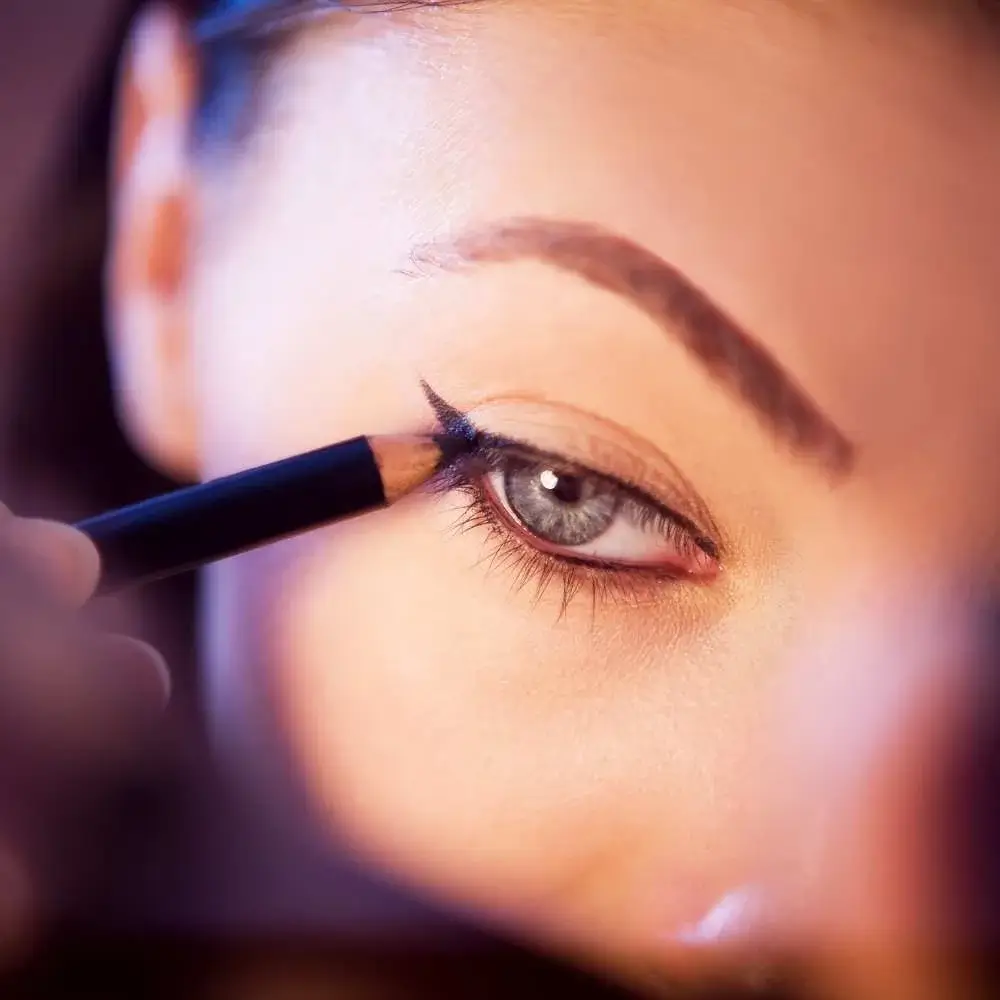 applying water-activated eyeliner, showcasing its intense pigmentation