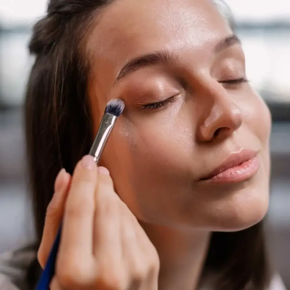 Eye makeup tutorial demonstrating steps to achieve a flawless eyeshadow