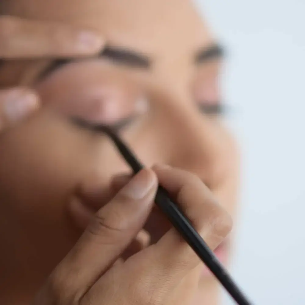 applying water-activated eyeliner