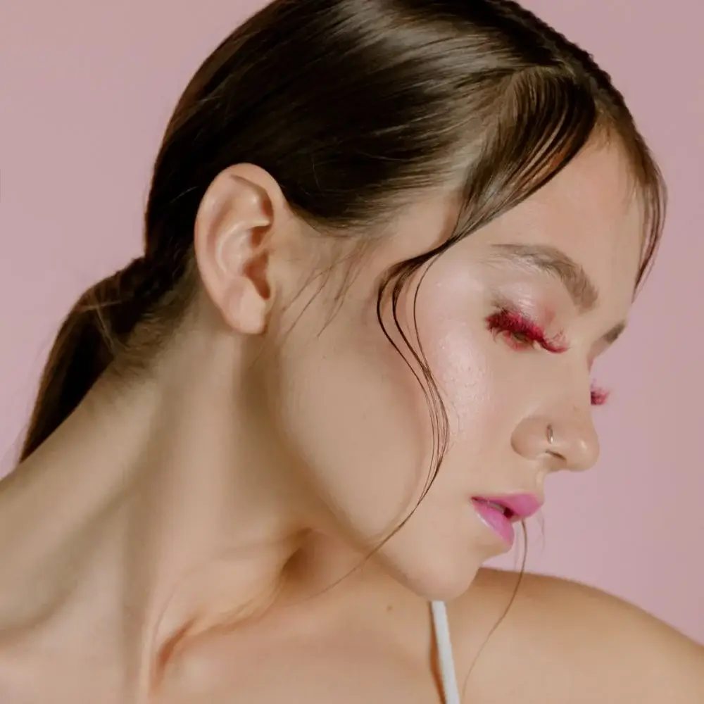 How do I Apply Mascara for Straight Lashes?