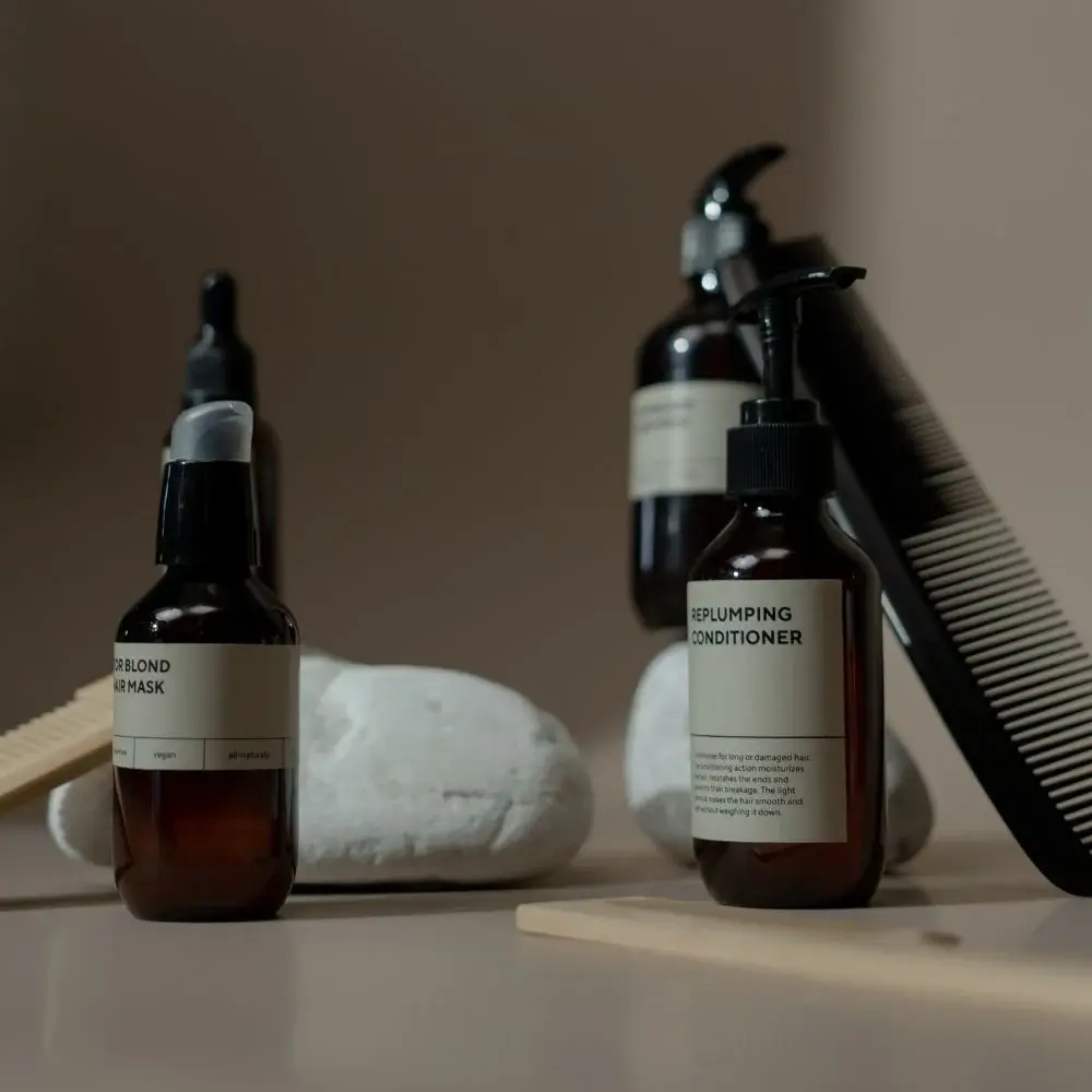 What should I look for in a shampoo for curly hair men?