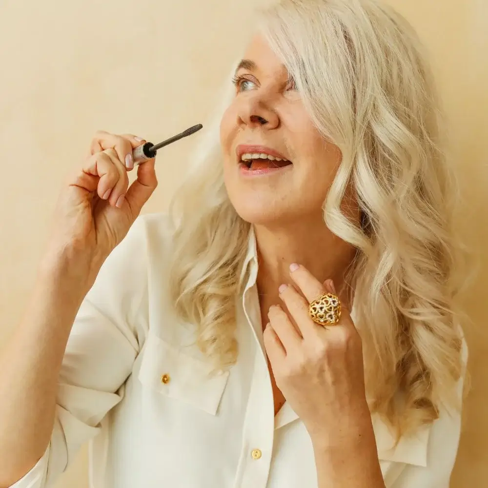 How do you keep mascara from smudging throughout the day?