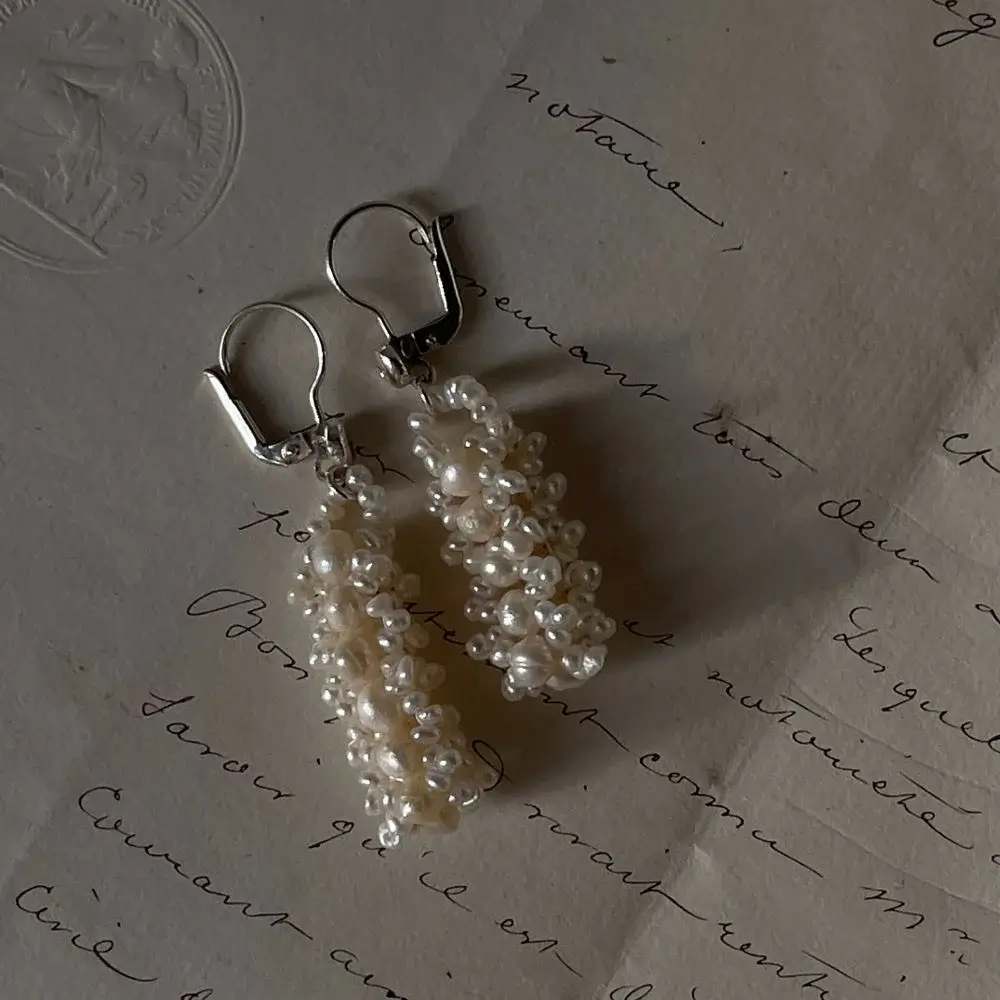What materials are commonly used to make Navajo pearl earrings?