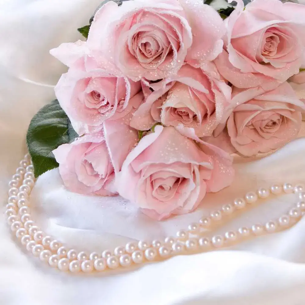 pearl necklace with light pink roses