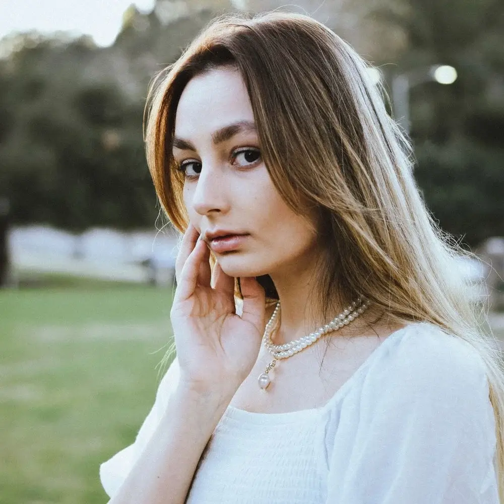 What types of pearls are used in a pearl name necklace?