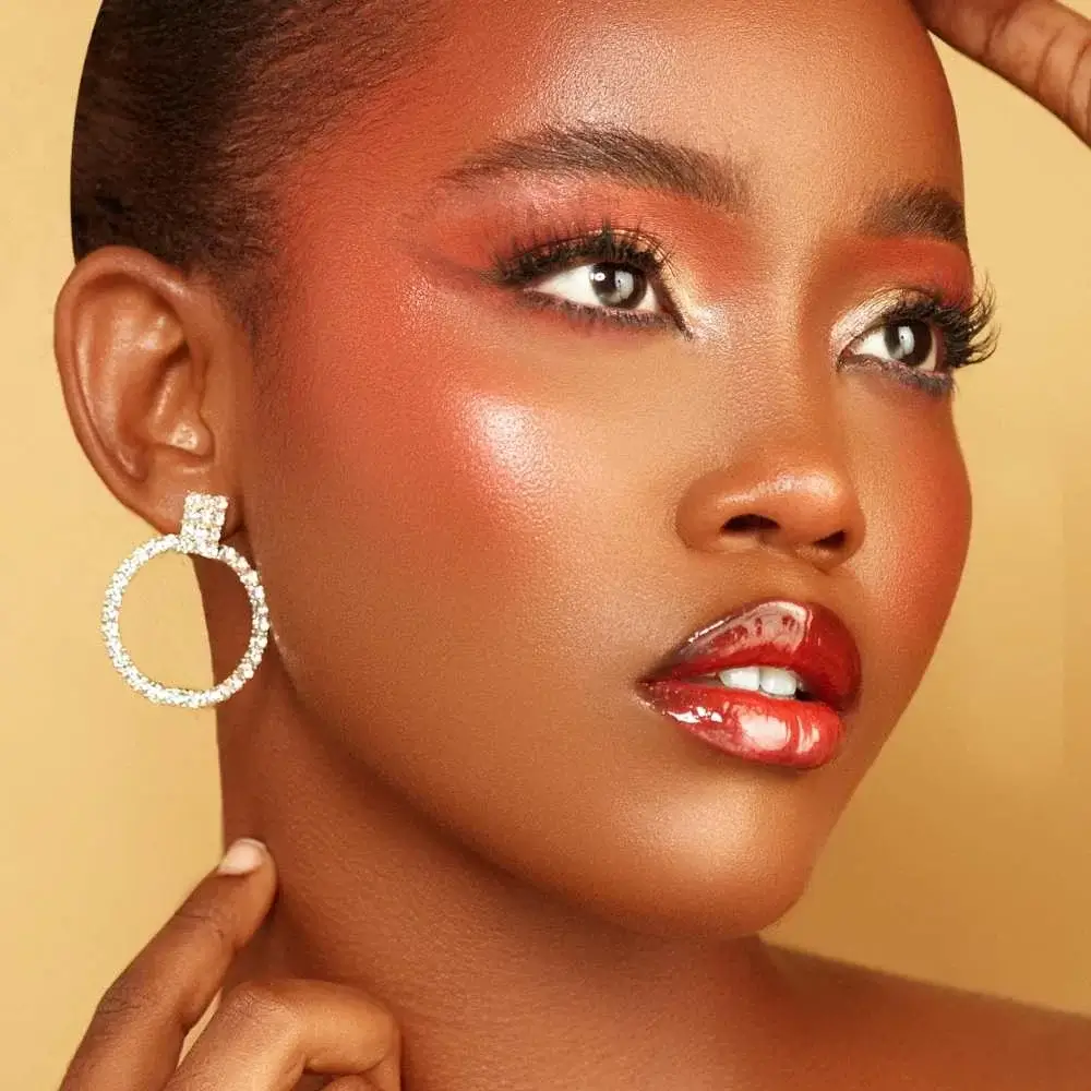 Radiant brown skin with powder