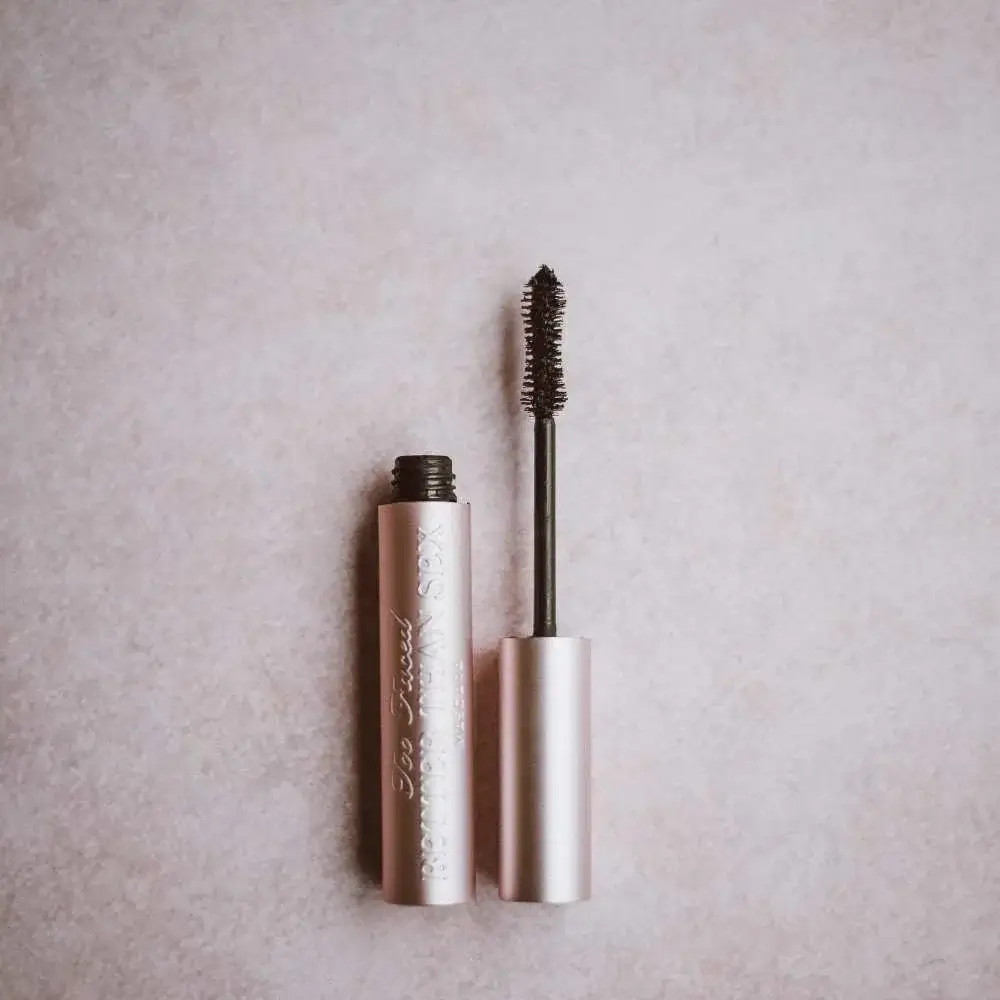 Brown mascara, an essential component of a subtle and natural makeup kit
