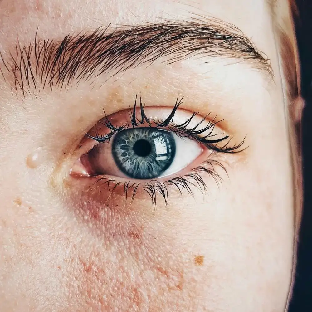 Applying microblading eyebrow pen