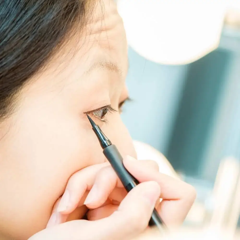 Applying Japanese Eyeliner