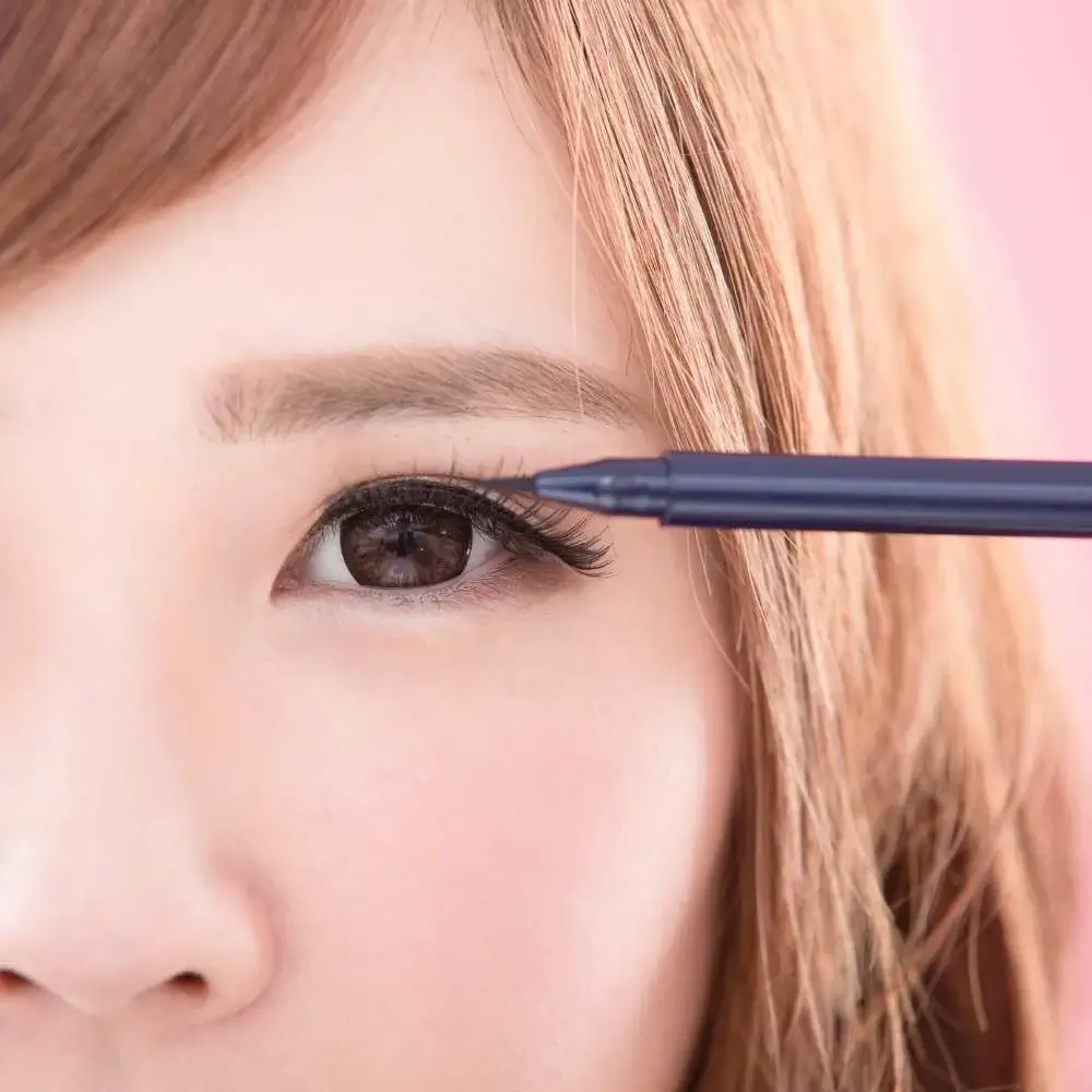 Long-lasting Japanese eyeliner application