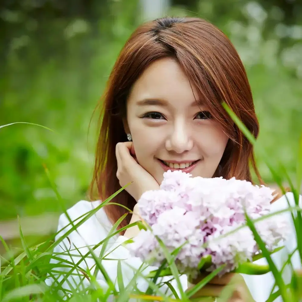 Woman with glowing hair, thanks to her selection of the right Korean shampoo and conditioner