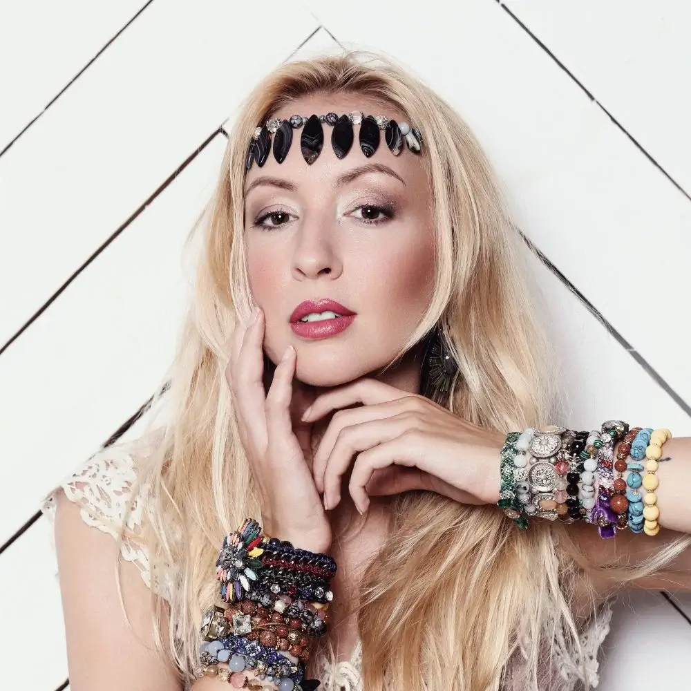 Who can wear howlite bracelet?
