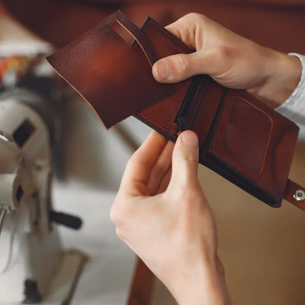 What kind of card slots are available in Fox wallets?