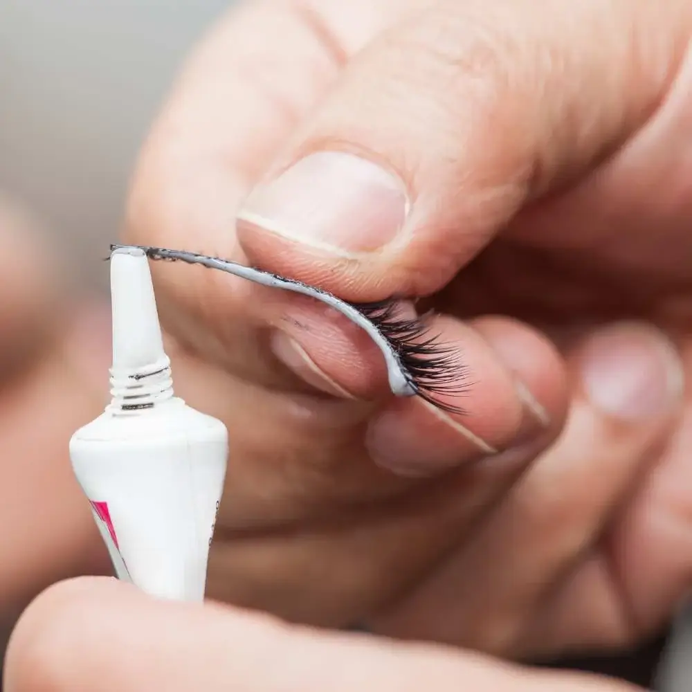 Long-lasting and easy to use eyelash glue