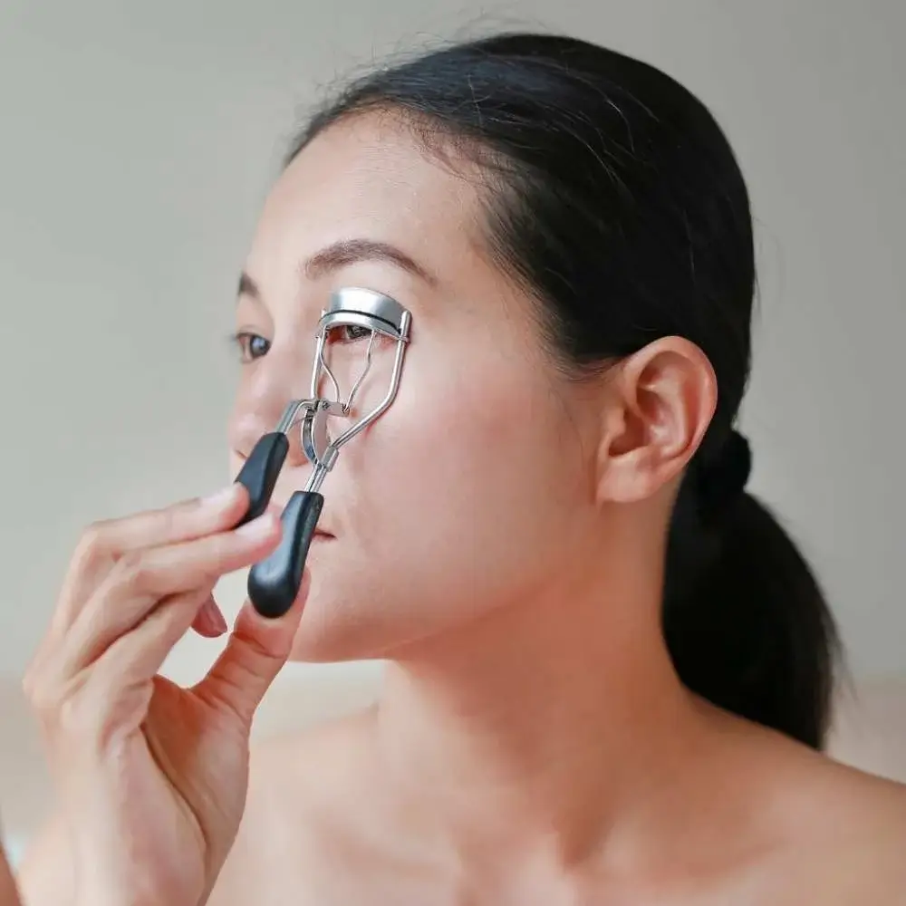 User-friendly best eyelash curler