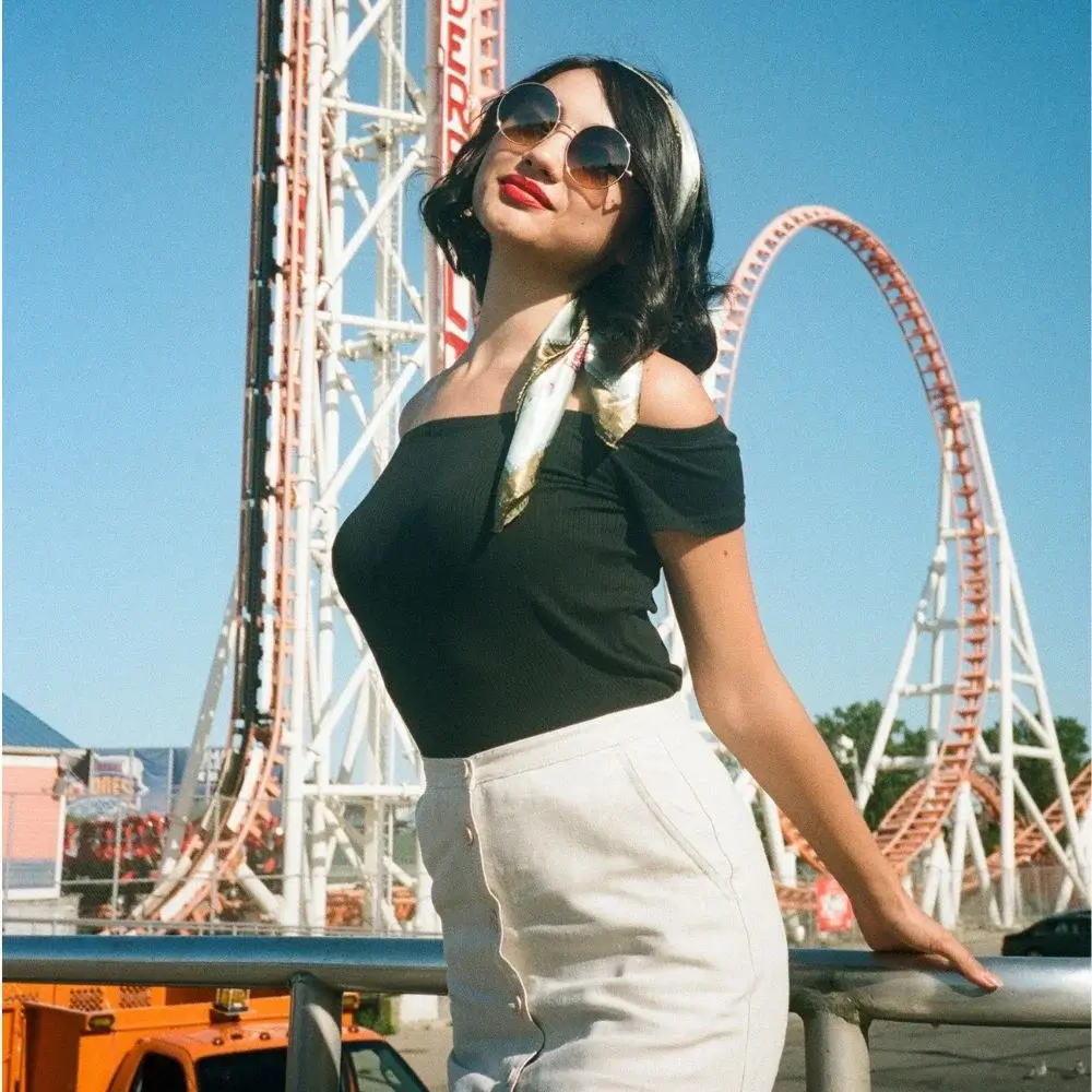 Can an oval face wear aviator sunglasses?