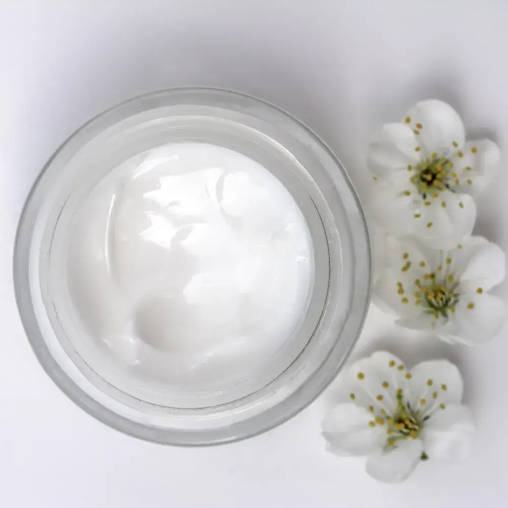 organic face moisturizer with three white flowers