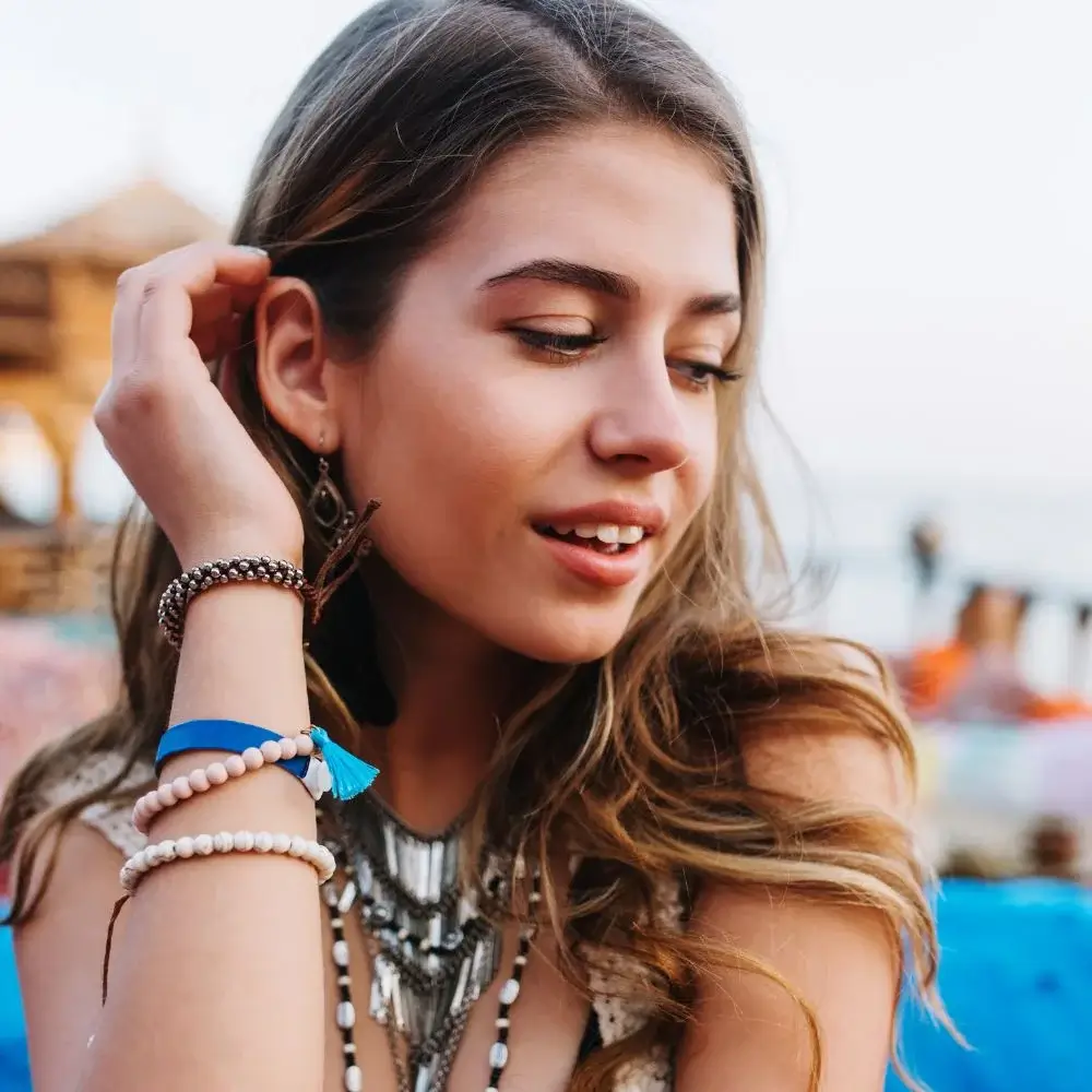How to choose the best dagger necklace?
