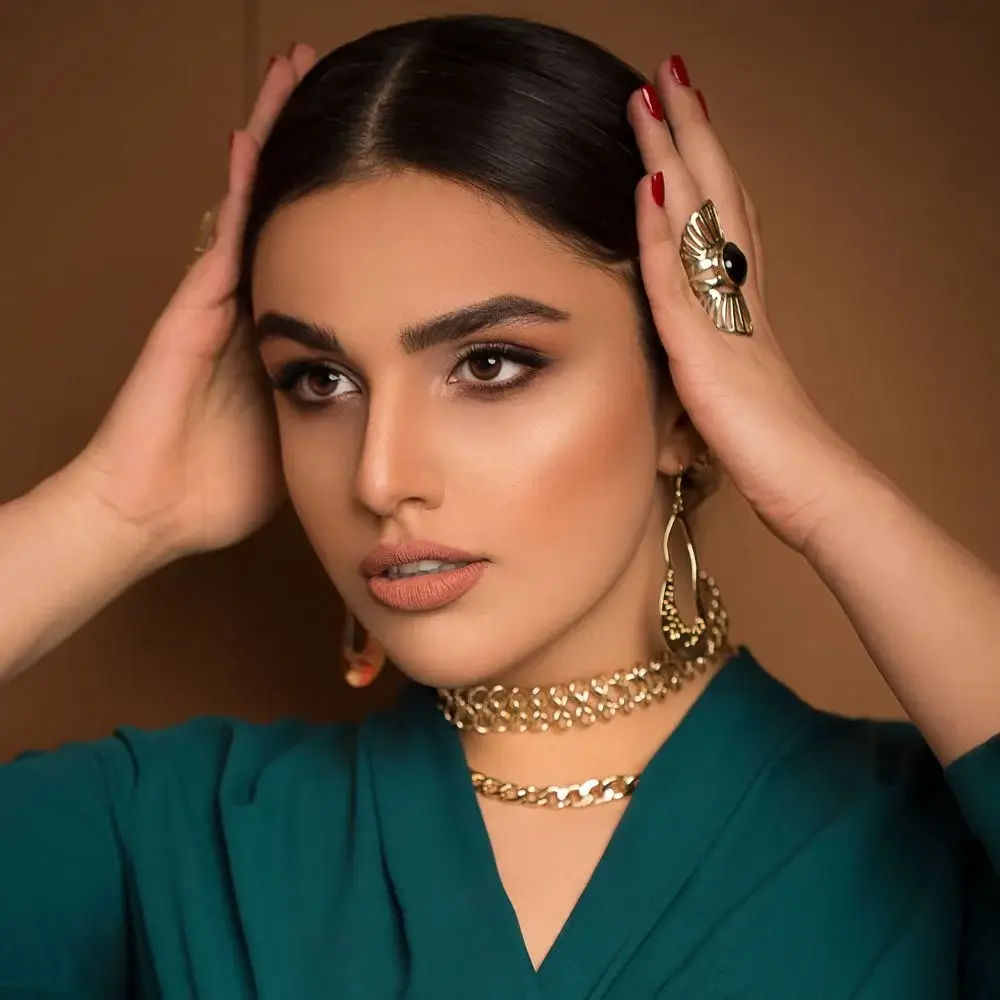 How do cat eye lashes differ from regular false lashes?