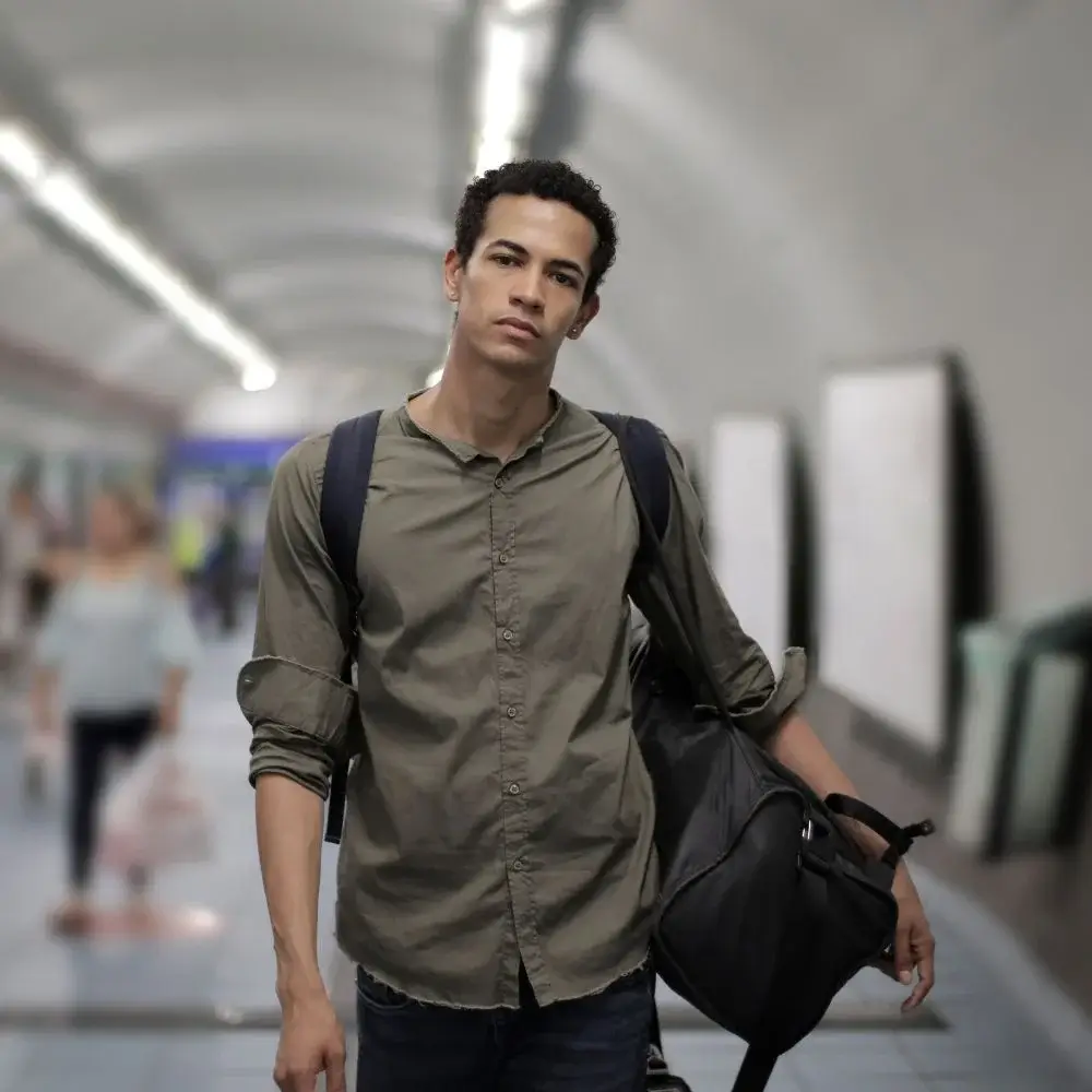 Is it OK for a man to carry a tote bag?