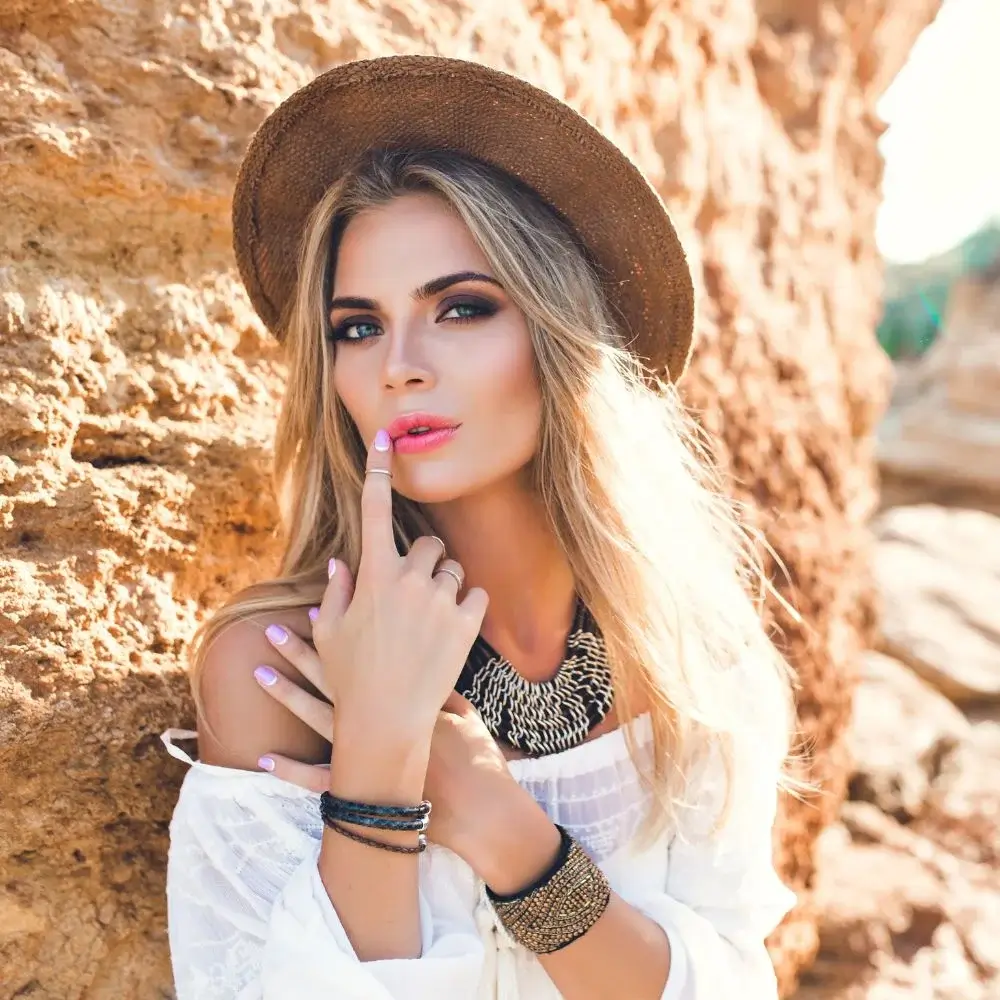 How to find the right dagger necklace?