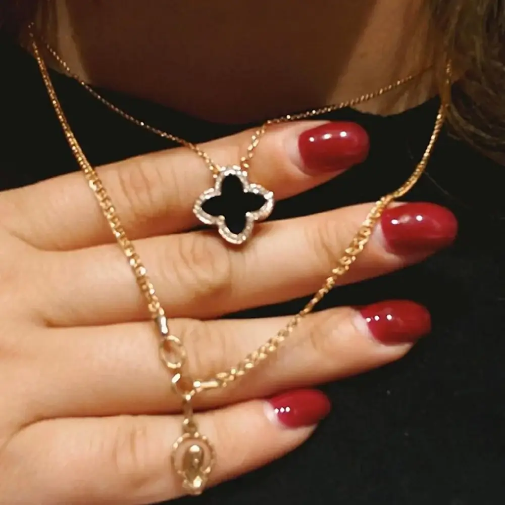 What occasions are suitable for wearing a clover necklace?