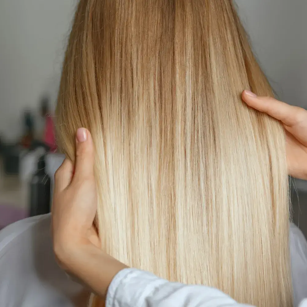 closeup of a blonde straight hairl of a woman